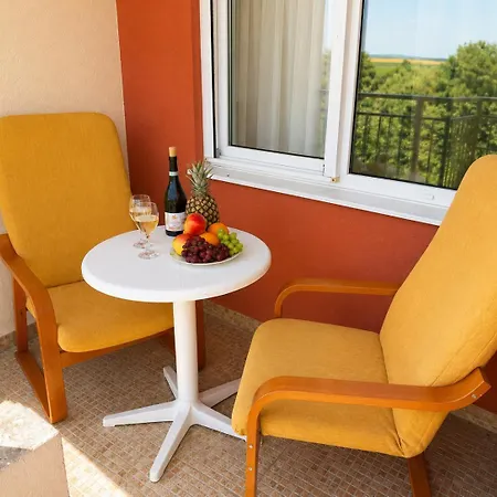 Tropical-style With Mountain Views Lejlighed